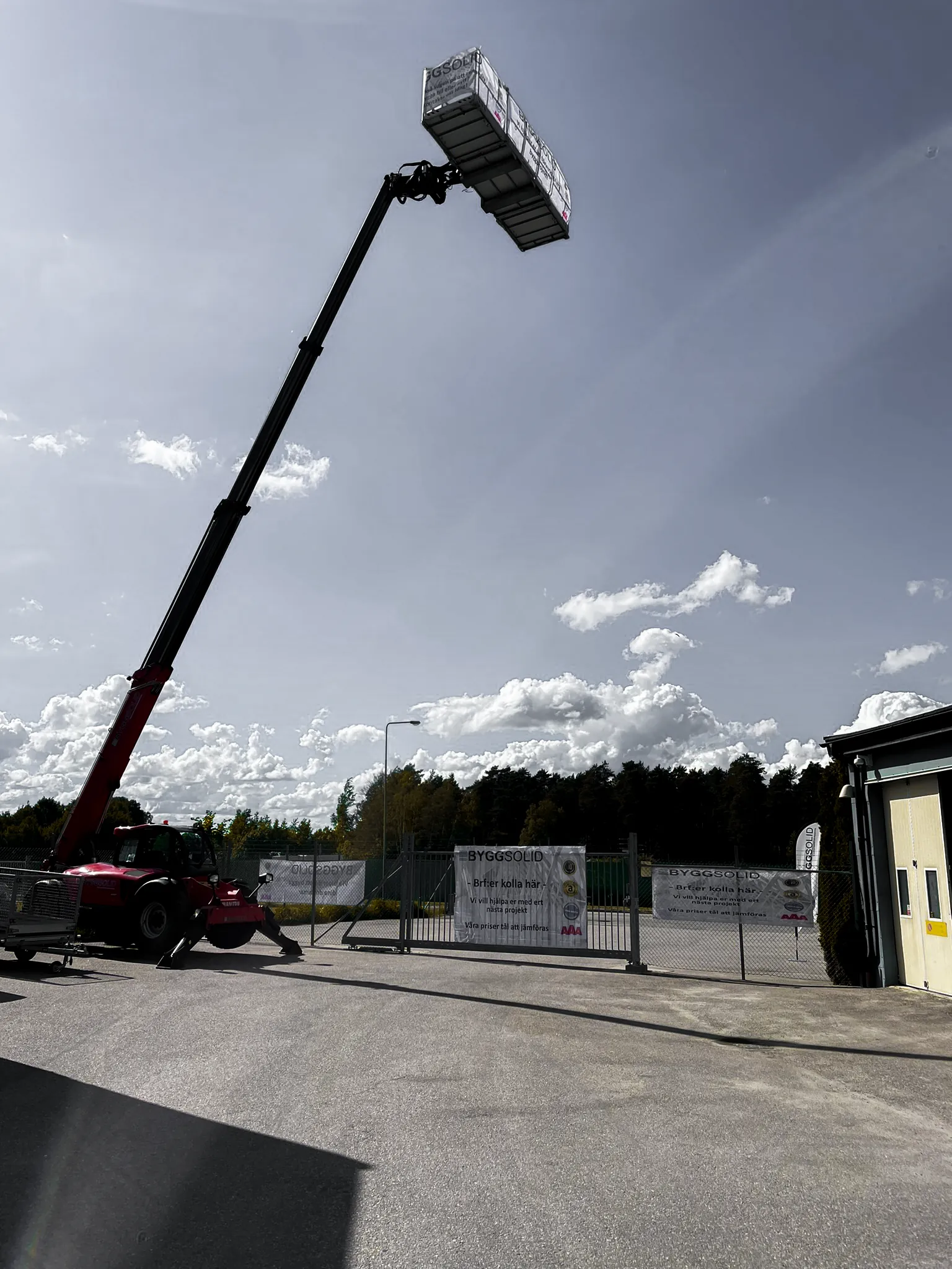 Lift med full räckvidd mot himlen