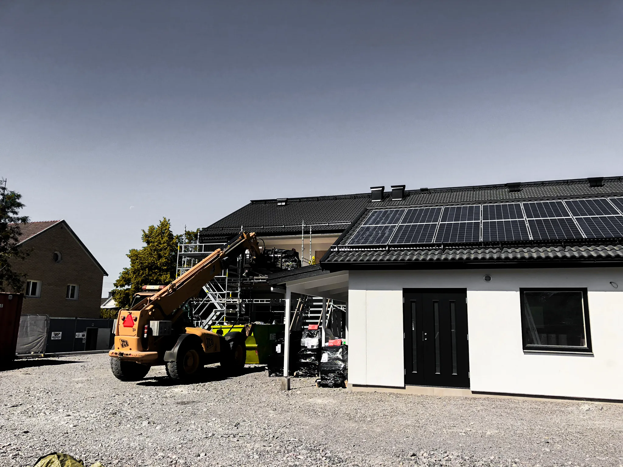 Teleskoplastaren och ställningen vid ett bygge med solceller på taket