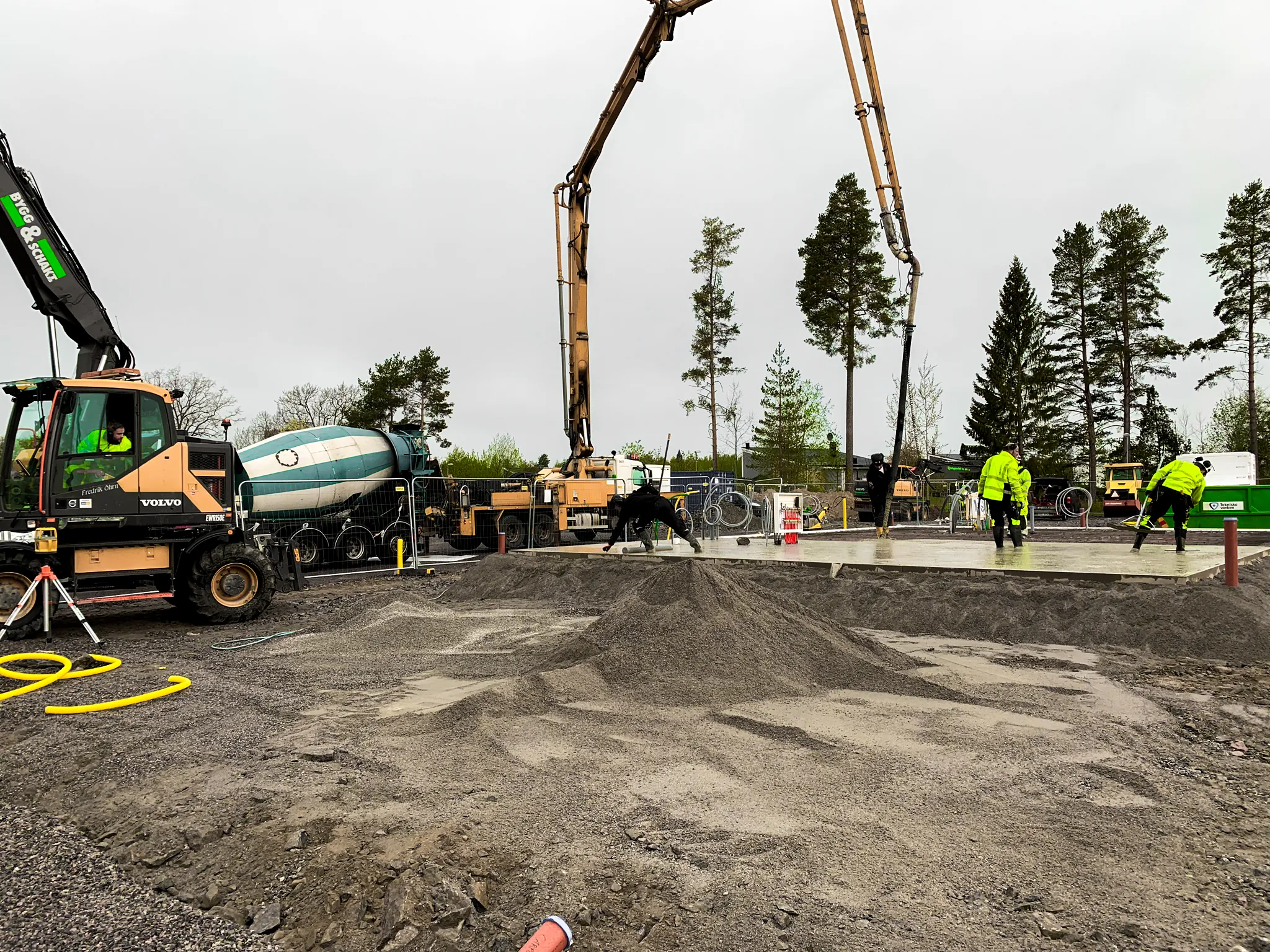 Betonggjutning med pump och betongbil på en byggarbetsplats