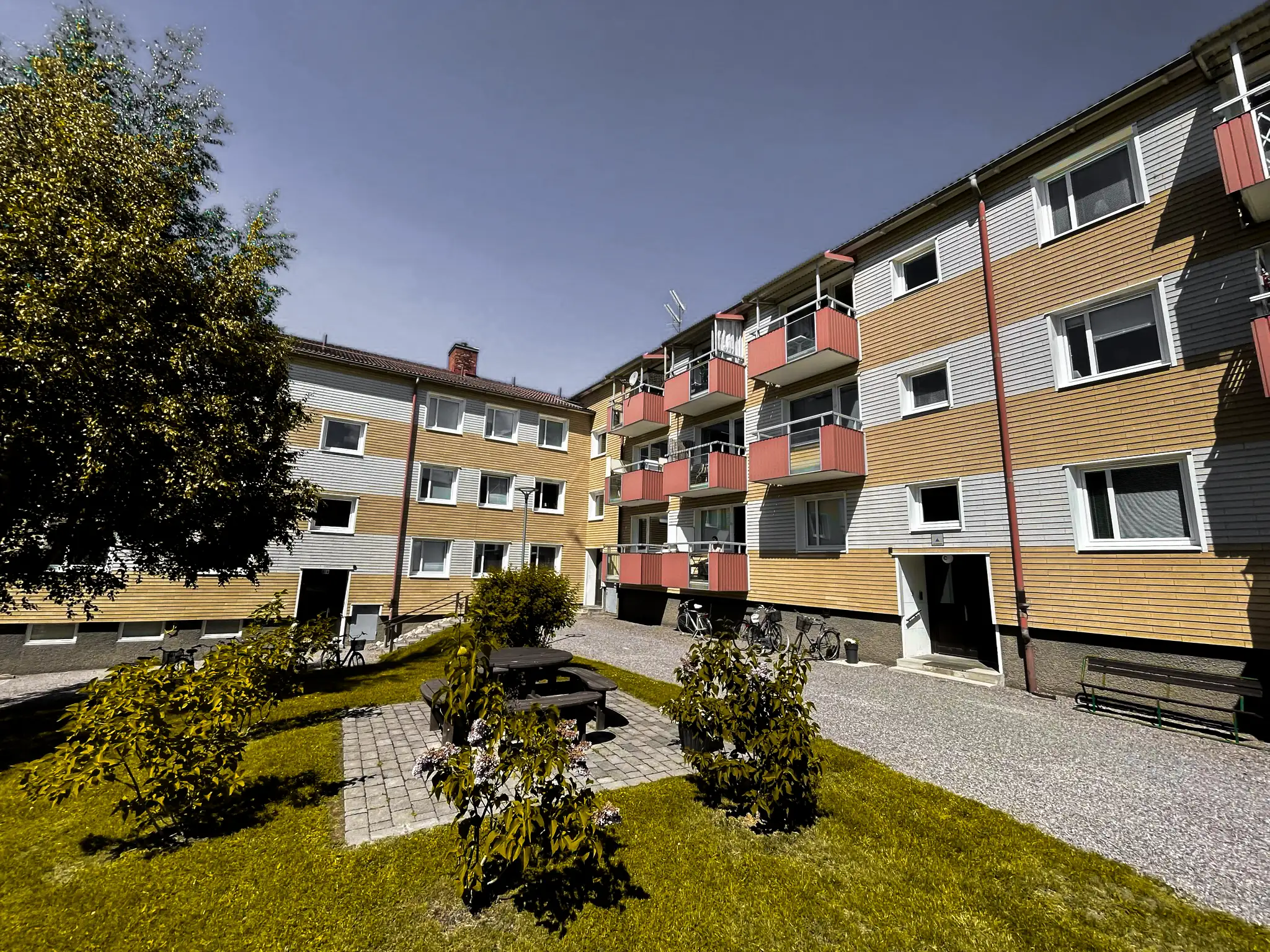 Bostadsrättsförening med gård och renoverade balkonger