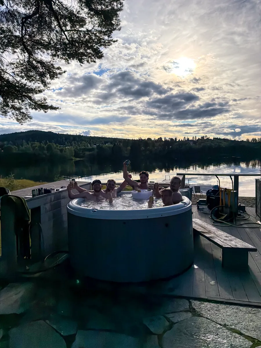 Laget i en badtunna på en brygga vid en sjö i kvällsljus