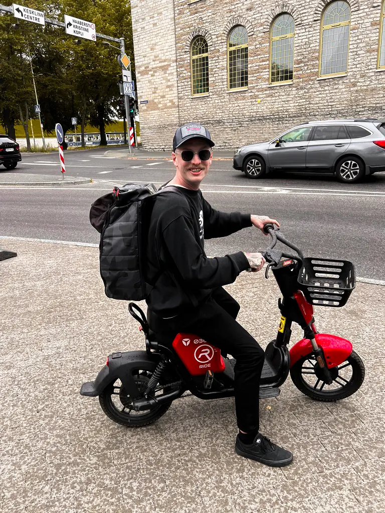 Elmoped på en gata i Tallinn