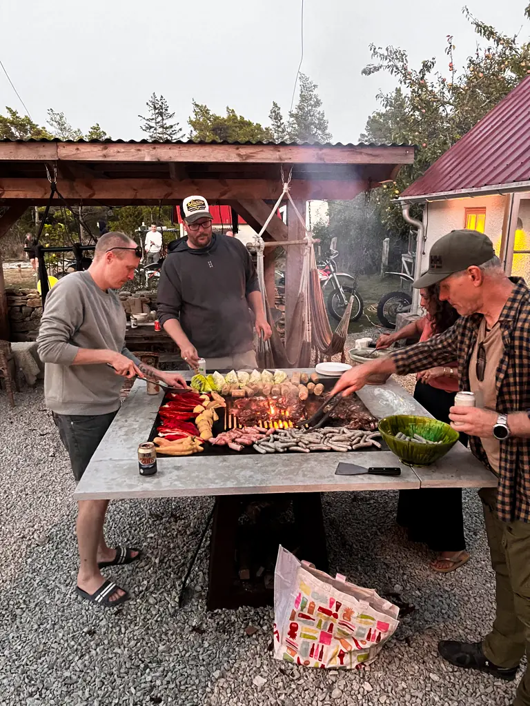 Grillning tillsammans under ett skärmtak
