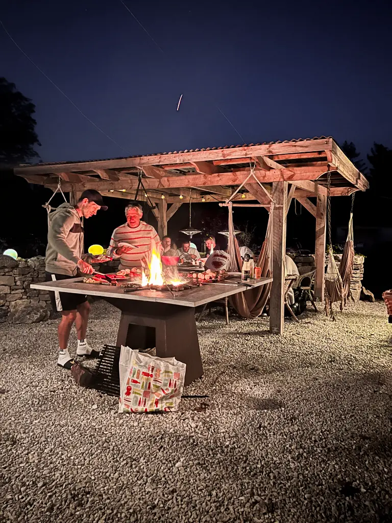 Elden brinner i grillen när kvällen faller