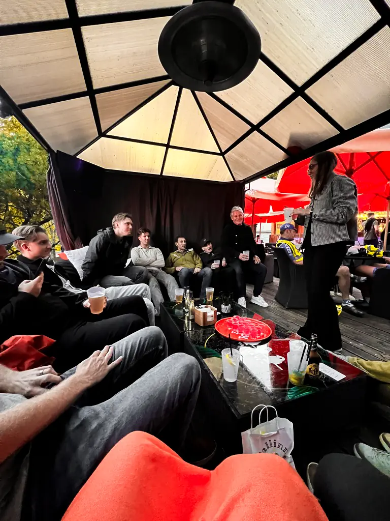 Laget i ett uppvärmt uteserveringstält i Tallinn