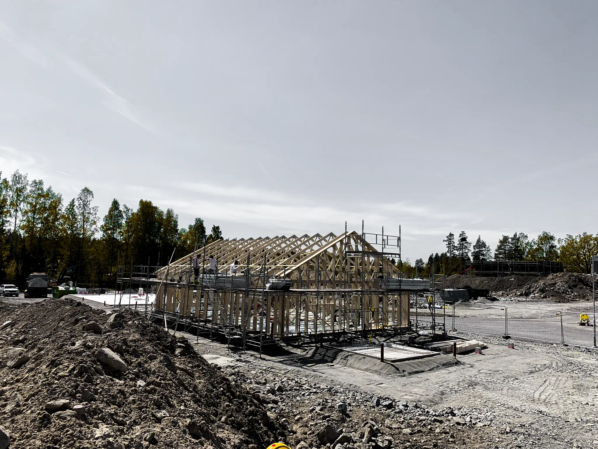 Ny stomme reser sig på en byggarbetsplats