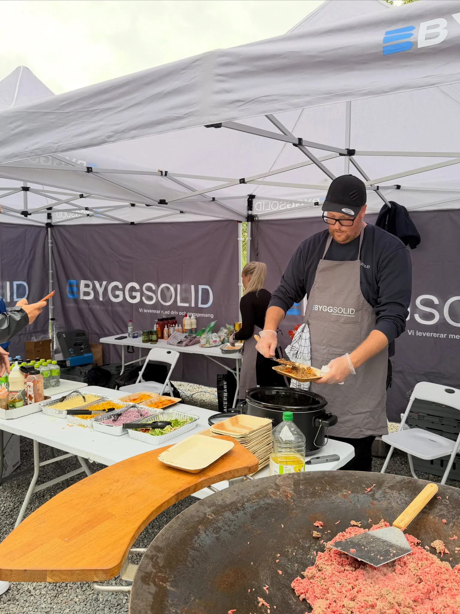 Byggsolid bjuder på mat i egna tält vid ett lokalt evenemang