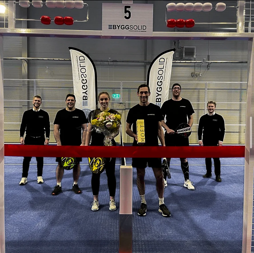 Invigning av padelbana med Byggsolids banderoller